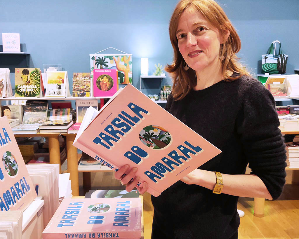 Cecilia Braschi tient le livre entre les mains dans la boutique de l'exposition