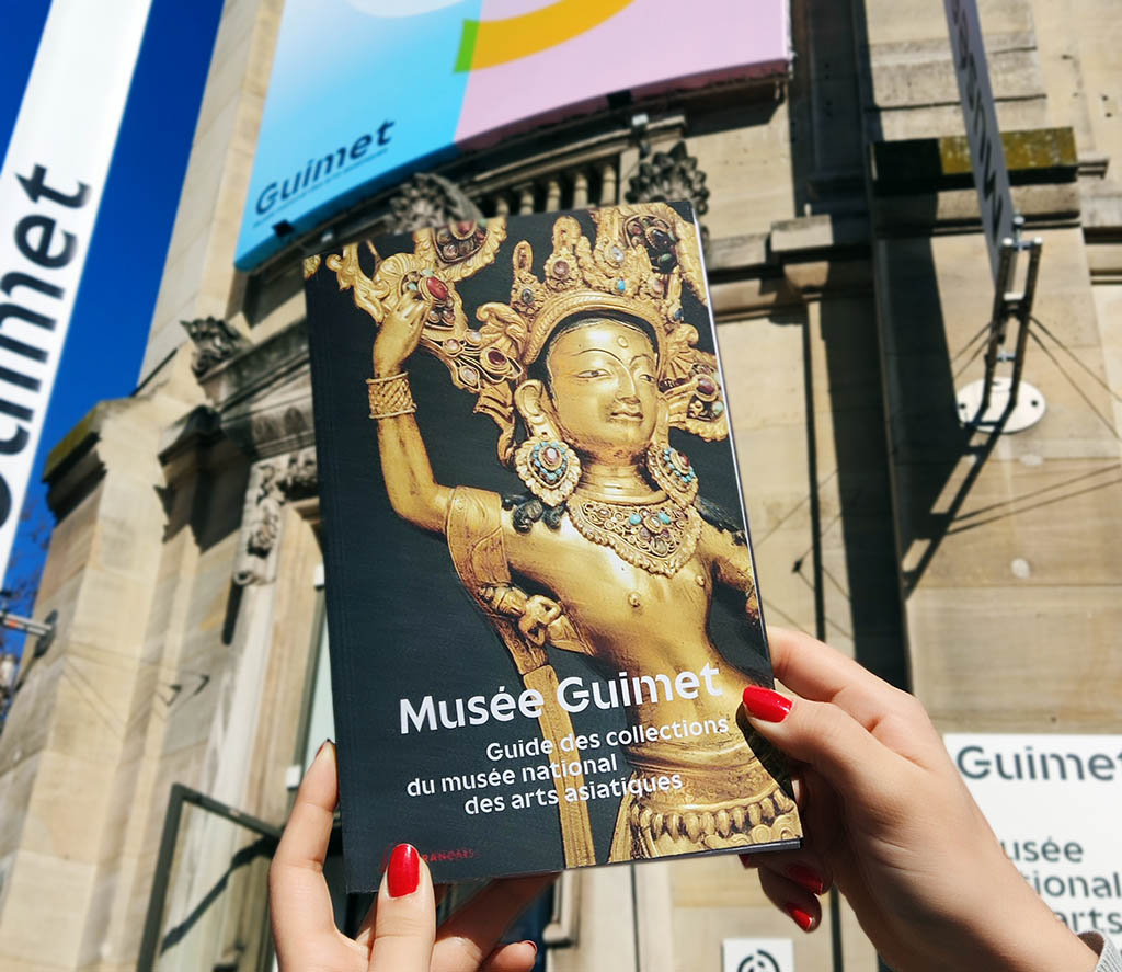 présentation du nouveau guide devant l'entrée du musée