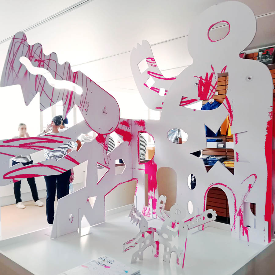 vue du machin à dessiner géant installé dans la boutique du Grand Palais