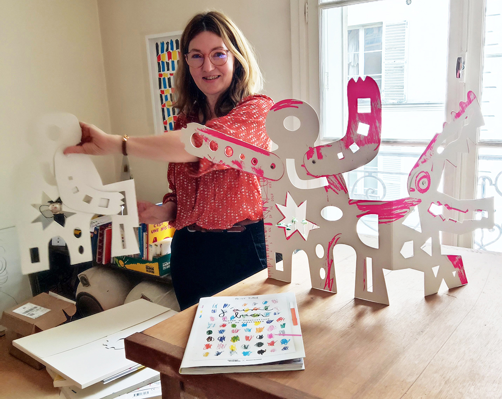 Isabelle Bézard, éditrice d’Hervé Tullet dans son bureau. elle nous présente le machin à dessiner et J'aime bien